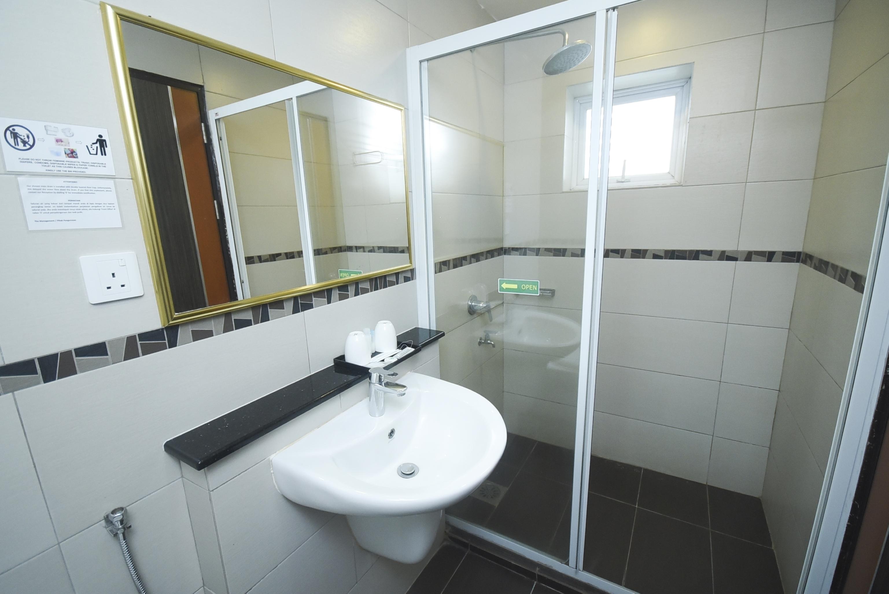 מירי Super Oyo 985 Hotel Nur מראה חיצוני תמונה
