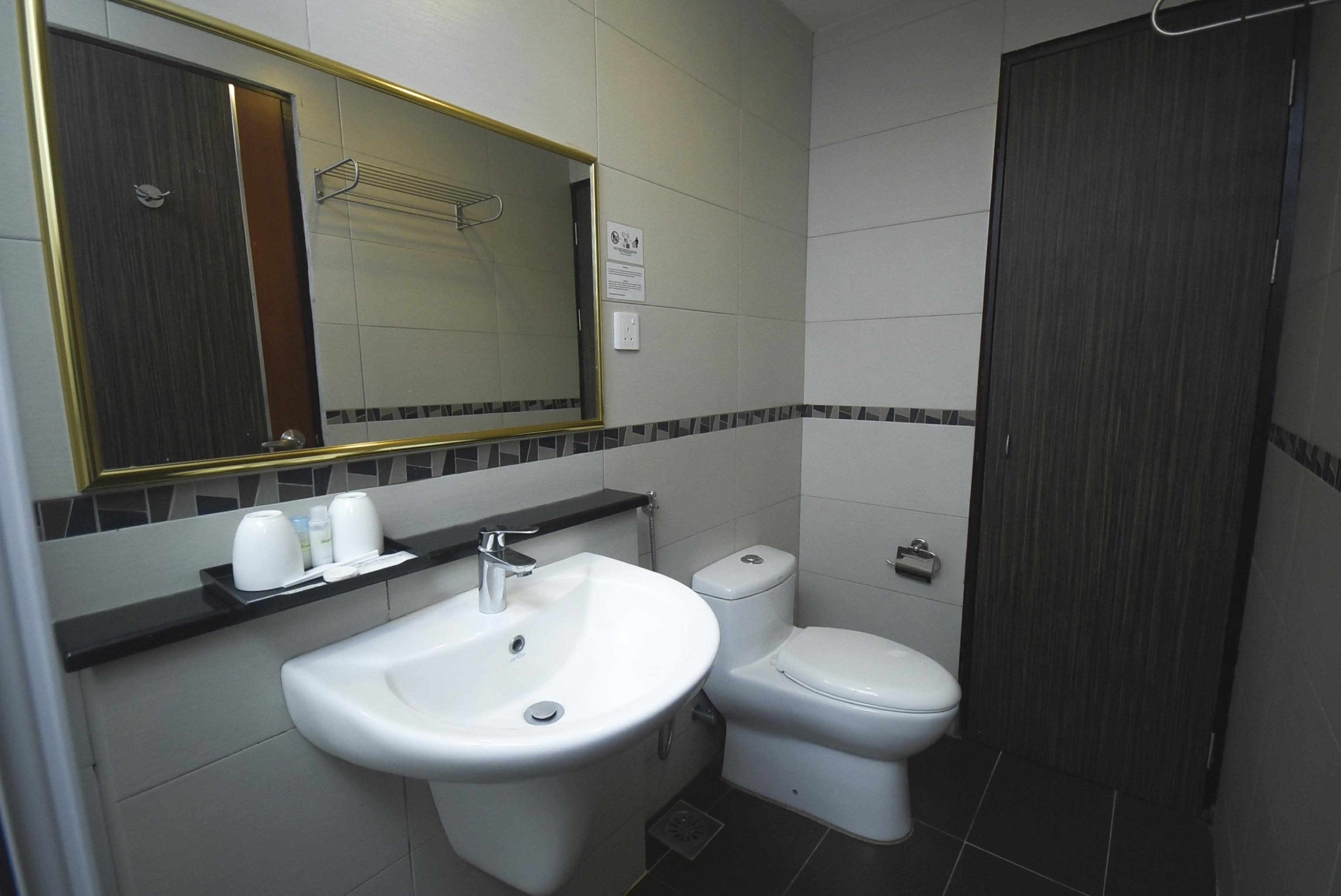 מירי Super Oyo 985 Hotel Nur מראה חיצוני תמונה