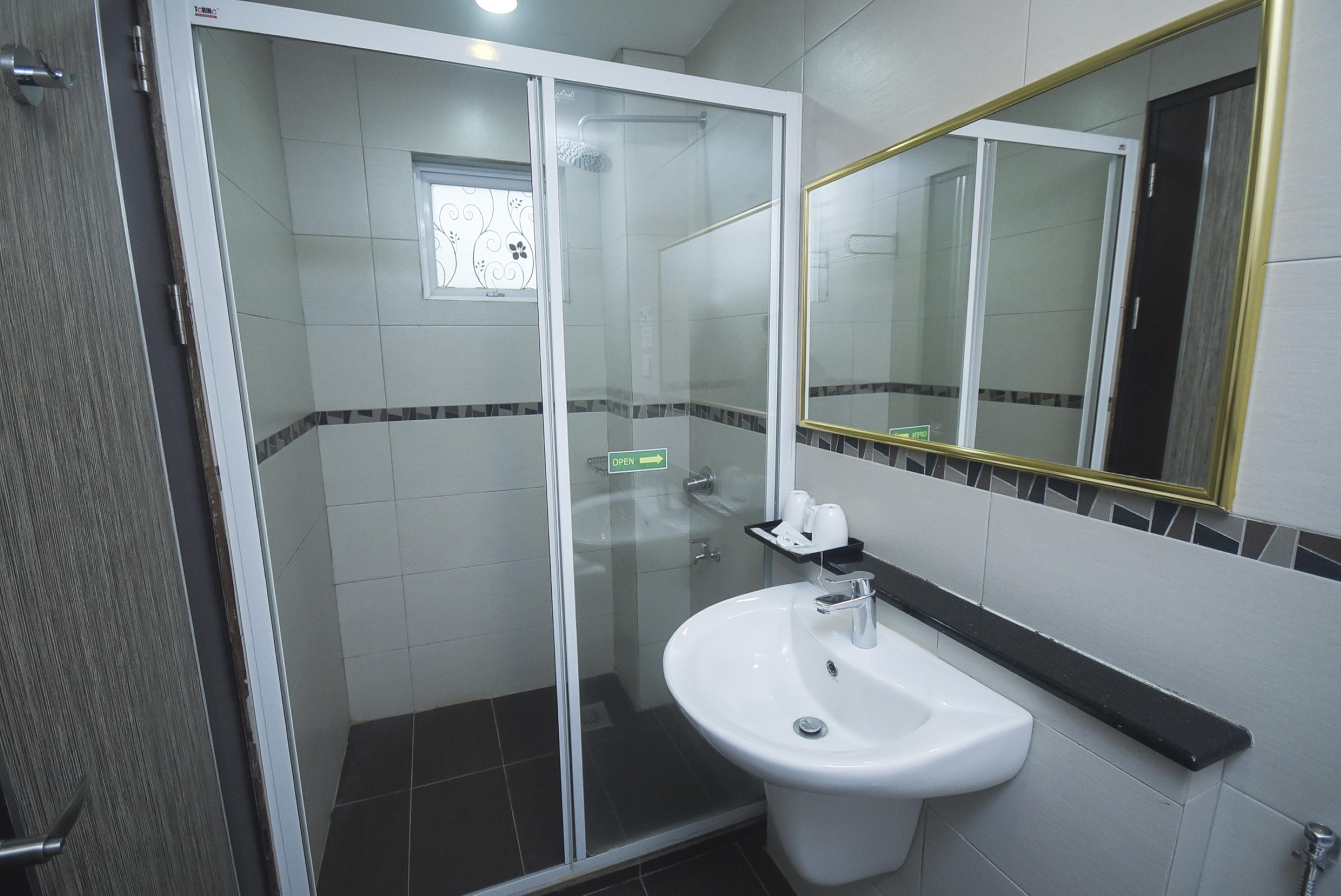 מירי Super Oyo 985 Hotel Nur מראה חיצוני תמונה