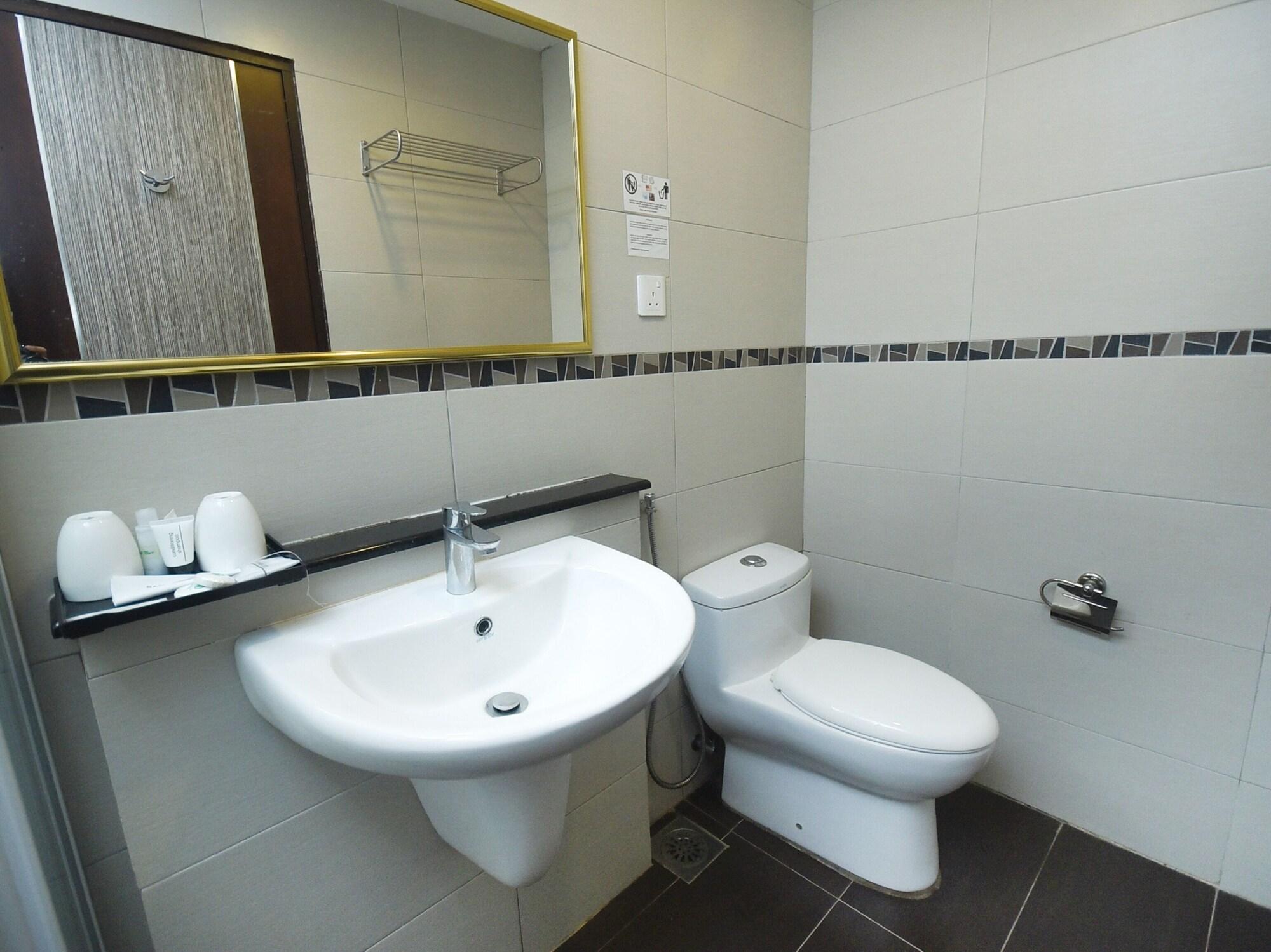 מירי Super Oyo 985 Hotel Nur מראה חיצוני תמונה