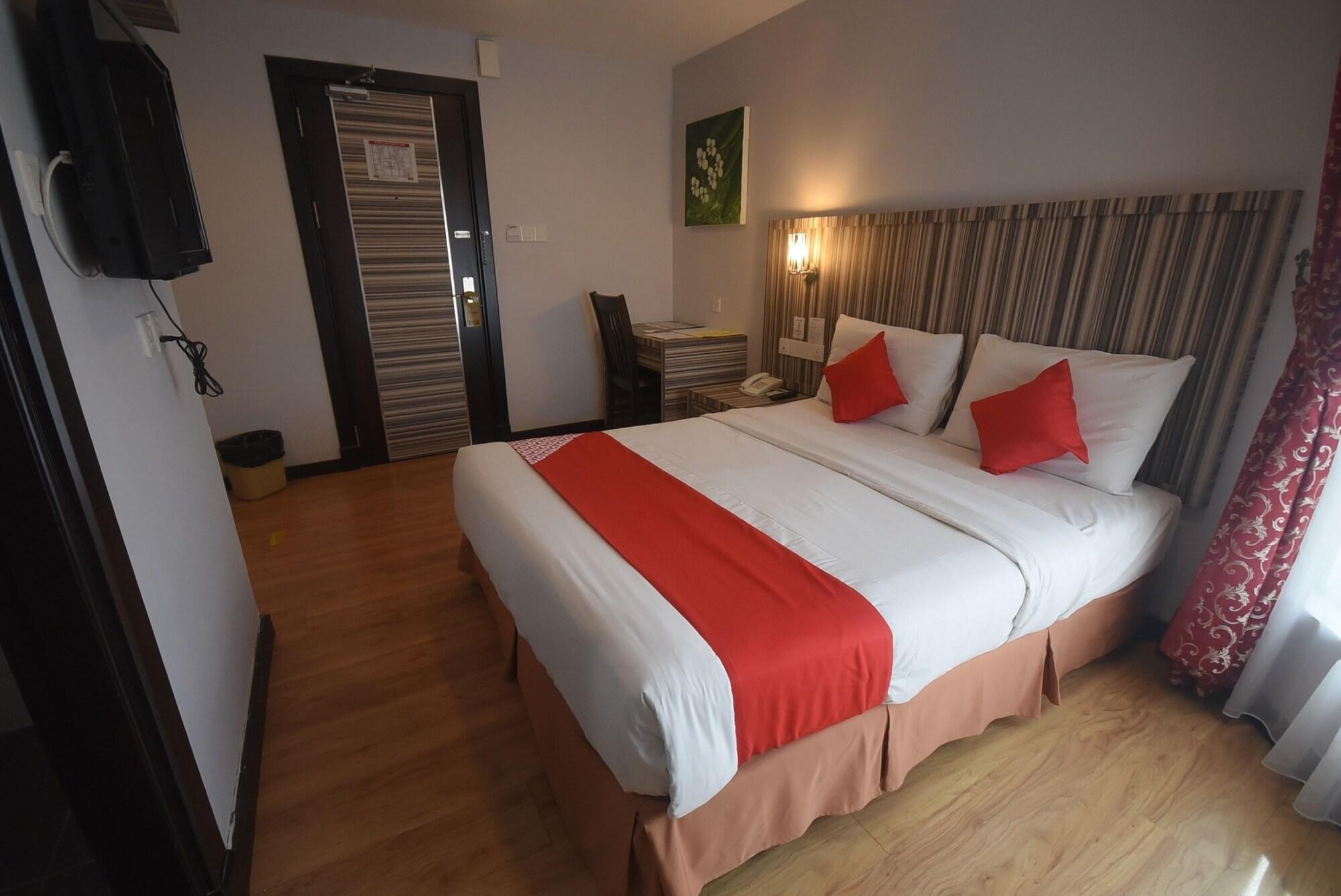 מירי Super Oyo 985 Hotel Nur מראה חיצוני תמונה