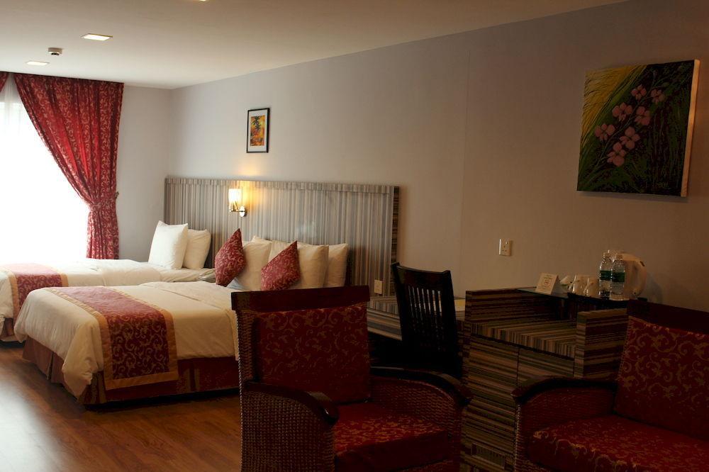 מירי Super Oyo 985 Hotel Nur מראה חיצוני תמונה