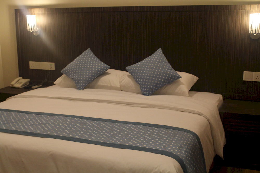 מירי Super Oyo 985 Hotel Nur מראה חיצוני תמונה