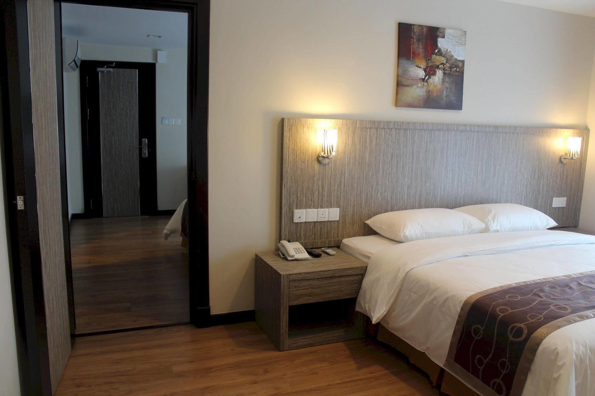 מירי Super Oyo 985 Hotel Nur מראה חיצוני תמונה