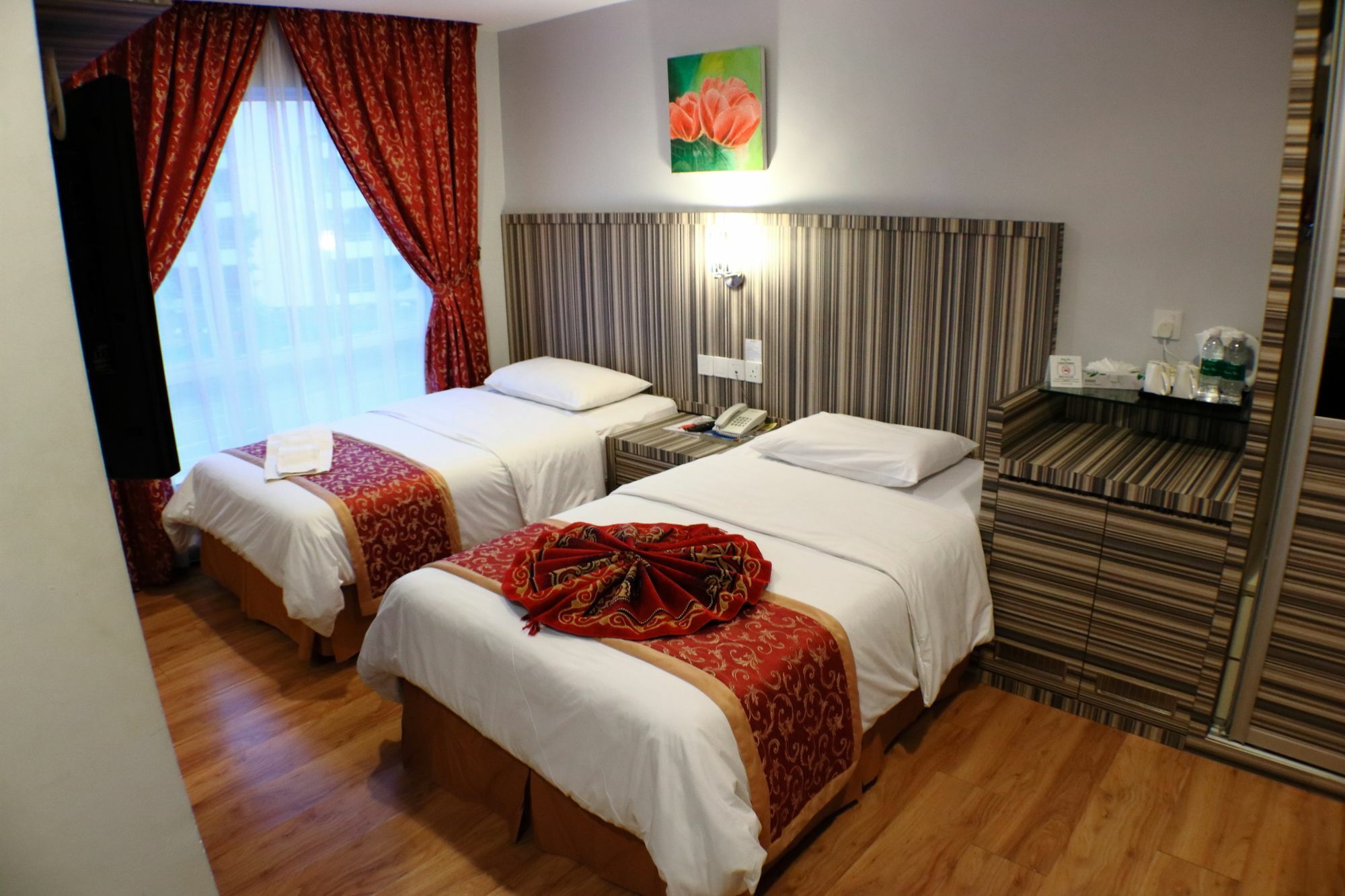 מירי Super Oyo 985 Hotel Nur מראה חיצוני תמונה